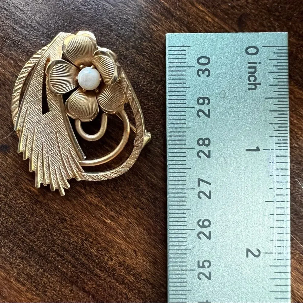Vintage Gold Tone Faux Pearl Flower Brooch Size 1.5”